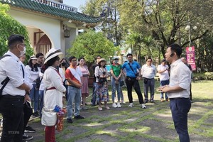 代表團參觀同奈省邊和市鎮邊文廟。