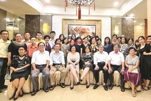 全體校委、老師與熱心教育人士合照。