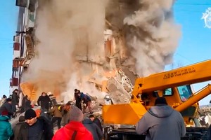 緊急情況部救援工作人員在該公寓樓倒塌現場進行救護。（圖：R.I.C）