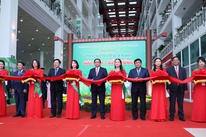 政府總理范明政（中）為西原地區農產品展剪綵開幕。（圖：段堅）