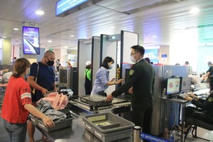 乘客在新山一機場安檢區接受安全檢查。（圖：淮南）