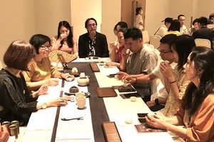 賓客在體驗「人文茶席」的趣味。