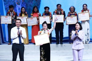 天龍集團總經理陳芳娥(右)頒獎給獲推崇教師。