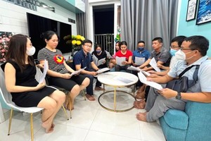 居民們感到不滿和開會討論維護他們權利的方案。