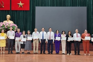 市華文教育輔助會獎勵先進會員。