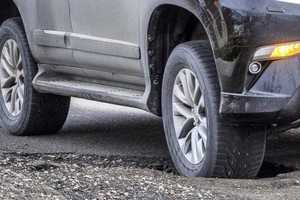 汽車墜坑損壞，向誰索賠？（示意圖：互聯網）