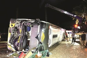 客車側翻一乘客重傷