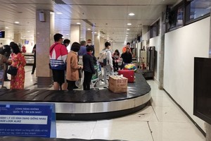 乘客在新山一機場行李傳送帶處等待領取行李。（圖：玉新）