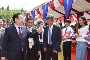 越南國會主席王廷惠走訪柬埔寨新邊橡膠加工廠。