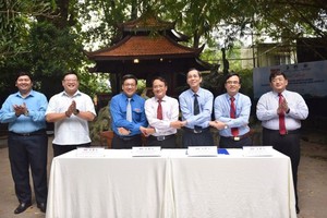 各方代表在簽署儀式上以"花式握手"表示密切配合與合作。（圖：TTO）