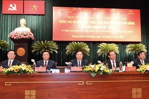 政府常務副總理范平明與市委書記阮文年等領導出席研討會。