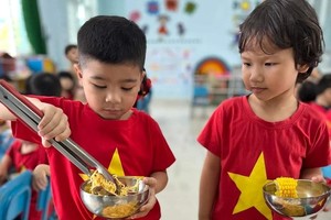 學生自行選取要吃的食物。