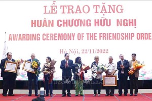 國會常務副主席陳清敏向世界和平理事會及其領導授予友誼勳章。（圖：越通社）