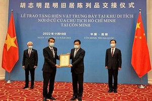 向中國昆明市胡志明主席遺跡區贈送胡志明主席塑像和遺物。（圖：越通社）