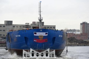 當地時間11月22日，俄羅斯聖彼得堡，“雅庫特”號核動力破冰船下水儀式舉行。（圖：CCTV視頻截圖）