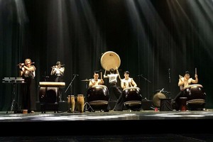 十鼓擊樂團演出的精彩一瞥。