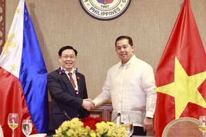 國會主席王廷惠（左）和眾議院議長馬丁‧羅穆亞德斯在迎接儀式上。（圖：越通社）