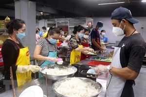 義工們用愛心做出每一份慈善餐給貧困者。（示意圖：互聯網）