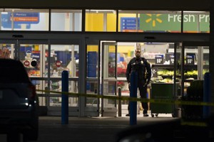 當地時間11月23日，美國弗吉尼亞州切薩皮克，執法人員在沃爾瑪大規模槍擊案現場工作。（圖：互聯網）