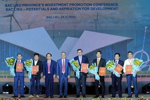 薄寮省人委會領導向7家投資商頒發投資主張《決定》，以落實13個項目，投資總額逾16萬7000億元。（圖：VGP）