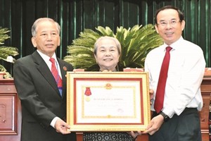 市委書記阮文年轉授二等勞動勳章給市抗戰傳統俱樂部。