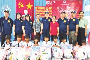 培德精舍慈善工作團在仁山小學留影。