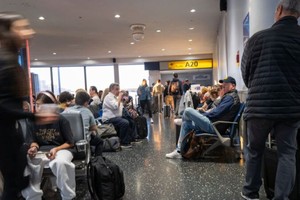 2022年11月22日，在美國新澤西州紐瓦克，人們在一年中最繁忙的旅行日之一的前一天穿過紐瓦克自由國際機場。（圖：Getty Images）