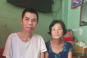 關描金生活不能自理，需要 妻子的照顧。