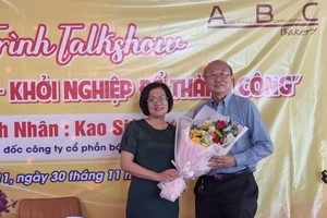 第十一郡婦聯會領導送花感謝高肇力先生分享創業經驗。