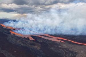 世界最大活火山開始噴發