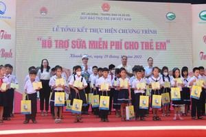 主辦單位在“給兒童輔助免費牛奶”計劃的閉幕式上向甘義小學生們頒發獎學金。（圖：清銀）