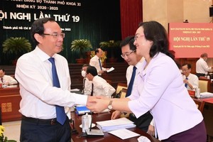 市委書記阮文年同與會代表交談。（圖：越勇）