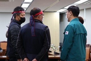 11月28日，在中央政府世宗大樓，國土交通部第二次官魚命昭（右）同貨物連帶首席副委員長金泰永（音譯）等人進行協商。（圖：韓聯社）