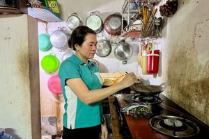 來自茶榮省的平新郡億雄製鞋有限責任公司工人武氏鳳因企業縮小生產規模而失業，屬於本市工會優先關照過年的對象。