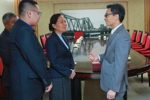 政府副總理武德膽（右）接見老撾勞動與社會福利部部長拜坎‧卡迪亞。（圖：VTV）