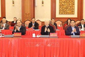 黨中央總書記阮富仲（前中）主持黨中央政治局會議。（圖：越通社）