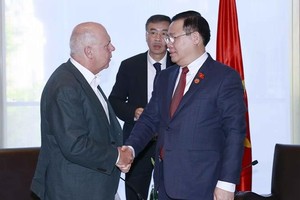 越南國會主席王廷惠會見維多利亞州國庫部部長蒂姆帕拉斯。（圖：越通社）