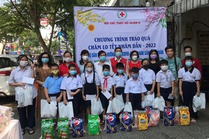 每年歲暮，華人熱心人士均向清貧學生贈送新年禮物。