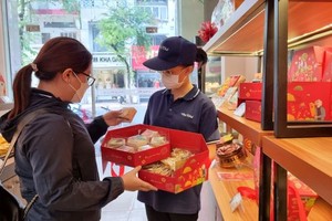 消費者正在大發餅家選購禮盒。