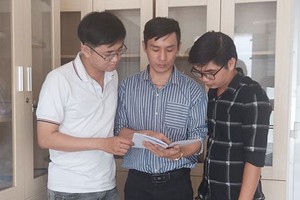 阮仲仁同志（中）與黨員交流。