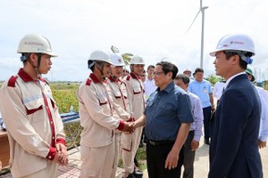 政府總理范明政鼓勵和平風力發電項目工人。（圖：VGP）