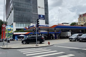 第三郡二徵夫人與陳高雲街角的加油站有乾淨 的衛生間。