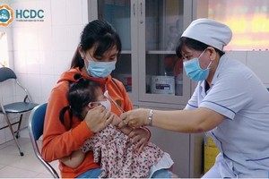 一名小女孩在接種疫苗。（圖：HCDC）