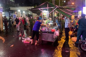 本市大水鑊醫院1A號大門前面售貨車遭檢查隊處理。