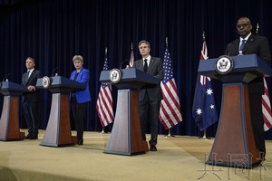 美澳外長防長磋商（2+2）後，美國國務卿布林肯（右二）等人舉行聯合記者會。（圖：共同社）