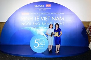 天龍集團總經理陳芳娥（左）與財務會計副總經理武氏海霞榮獲“越南最佳運營績效公司50強”獎項後合影。（圖：映陽）