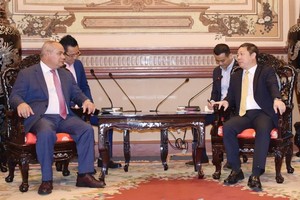 市人委會副主席楊英德（右）接見澳大利亞昆士蘭州黃金海岸市長湯姆·泰特。（圖：越通社）