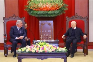 黨中央總書記阮富仲（右）接見法國參議院議長熱拉爾‧拉爾歇。（圖：越通社）