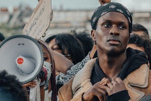 在法國巴黎，抗議者參加“黑人的命也是命”示威活動。（圖：聯合國）