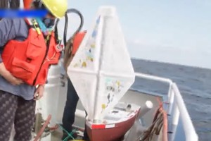 工作人員準備把靈感號放到海上。（圖：互聯網）